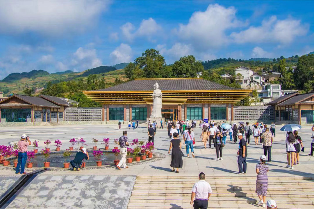 貴州省鄉(xiāng)村旅游（民宿）工作推進(jìn)會(huì)召開  2019-08-29 18:55 來(lái)源：澎湃新聞·澎湃號(hào)·政務(wù) 字號(hào)  貴州省旅游發(fā)展委員會(huì) 關(guān)注   8月28日，貴州省鄉(xiāng)村旅游(民宿)工作推進(jìn)會(huì)在開陽(yáng)縣十里畫廊召開。 會(huì)議旨在落實(shí)落細(xì)省委十 二屆五次全會(huì)和全國(guó)鄉(xiāng)村旅游(民宿)工作現(xiàn)場(chǎng)會(huì)的安排部署，以聚焦“產(chǎn)業(yè)興旺、生態(tài)宜居、鄉(xiāng)風(fēng)文明、治理有效、生活富裕”為目標(biāo)，主動(dòng)擔(dān)當(dāng)，開拓創(chuàng)新，促進(jìn)鄉(xiāng)村旅游提質(zhì)增效，服務(wù)鄉(xiāng)村振興戰(zhàn)略。  推進(jìn)會(huì)現(xiàn)場(chǎng) 實(shí)施鄉(xiāng)村振興戰(zhàn)略，是黨的十九大作出的重大決策部署，是決勝全面建成小康社會(huì)、全面建設(shè)社會(huì)主義現(xiàn)代化國(guó)家的重大歷史任務(wù)，是新時(shí)代做好“三農(nóng)”工作的總抓手。在促進(jìn)鄉(xiāng)村振興過(guò)程中，鄉(xiāng)村旅游利用鄉(xiāng)村自然資源和人文資源，把農(nóng)耕活動(dòng)與休閑農(nóng)業(yè)、傳統(tǒng)農(nóng)業(yè)文明與現(xiàn)代鄉(xiāng)土文化有機(jī)結(jié)合起來(lái)，有效促進(jìn)農(nóng)村一二三產(chǎn)業(yè)融合發(fā)展，推動(dòng)鄉(xiāng)村生產(chǎn)、生活、生態(tài)三位一體發(fā)展。 會(huì)議宣讀了國(guó)家文化和旅游部、國(guó)家發(fā)展和改革委員會(huì)確定的第一批全國(guó)鄉(xiāng)村旅游重點(diǎn)村名單，我省有12村進(jìn)入首批全國(guó)鄉(xiāng)村旅游重點(diǎn)村名單，分別是：遵義市播州區(qū)楓香鎮(zhèn)花茂村、銅仁市江口縣太平鎮(zhèn)云舍村、黔東南苗族侗族自治州臺(tái)江縣老屯鄉(xiāng)長(zhǎng)灘村、六盤水市盤州市淤泥鄉(xiāng)巖博村、安順市平壩區(qū)樂(lè)平鎮(zhèn)塘約村、黔南布依族苗族自治州惠水縣好花紅鎮(zhèn)好花紅村、遵義市播州區(qū)平正仡佬族鄉(xiāng)團(tuán)結(jié)村、遵義市新蒲新區(qū)新舟鎮(zhèn)槐安村、貴陽(yáng)市開陽(yáng)縣南江布依族苗族鄉(xiāng)龍廣村、黔西南布依族苗族自治州興義市萬(wàn)峰林街道上納灰村、六盤水市水城縣蟠龍鎮(zhèn)百車河村、畢節(jié)市大方縣核桃鄉(xiāng)木寨村。  省文化和旅游廳廳長(zhǎng)張玉廣講話 省文化和旅游廳廳長(zhǎng)張玉廣在會(huì)議上指出，開展全省鄉(xiāng)村旅游重點(diǎn)村建設(shè)，是加強(qiáng)鄉(xiāng)村旅游產(chǎn)品建設(shè)和品牌培育的重要抓手。要充分發(fā)揮重點(diǎn)村的典型示范和帶動(dòng)引領(lǐng)作用，樹立鄉(xiāng)村旅游品牌意識(shí)，推出一批特色鮮明、優(yōu)勢(shì)突出的鄉(xiāng)村旅游品牌，構(gòu)建全方位、多層次的鄉(xiāng)村旅游品牌體系。此外，將以全國(guó)鄉(xiāng)村旅游重點(diǎn)村名錄為基礎(chǔ)，開展鄉(xiāng)村旅游發(fā)展情況監(jiān)測(cè)分析，加強(qiáng)對(duì)全省鄉(xiāng)村旅游的模式總結(jié)和分類指導(dǎo)，推動(dòng)全國(guó)鄉(xiāng)村旅游高質(zhì)量發(fā)展。  與會(huì)人員參觀鄉(xiāng)村旅游點(diǎn) 據(jù)了解，未來(lái)5年，中國(guó)農(nóng)業(yè)銀行將向全國(guó)鄉(xiāng)村旅游重點(diǎn)村提供1000億元意向性信用額度。其中貴州農(nóng)行提供100億元意向性信用額度，用于支持文化和旅游資源開發(fā)、生態(tài)與傳統(tǒng)文化保護(hù)、公共服務(wù)與旅游配套設(shè)施建設(shè)，以及鄉(xiāng)村民宿、觀光度假、農(nóng)事體驗(yàn)、鄉(xiāng)土美食、文化創(chuàng)意等文化和旅游產(chǎn)品的研發(fā)與推廣。 相關(guān)鏈接 “鄉(xiāng)村旅游e貸”，是由貴州農(nóng)行推出的支持鄉(xiāng)村旅游發(fā)展的定制專屬產(chǎn)品，該產(chǎn)品應(yīng)用互聯(lián)網(wǎng)和大數(shù)據(jù)技術(shù)，優(yōu)化鄉(xiāng)村旅游貸款產(chǎn)品，率先推出具有免抵押、純信用、低利率、放款快、隨借隨還、單戶最高30萬(wàn)元、批量化、便捷化的“鄉(xiāng)村旅游e貸”。截至8月23日，“鄉(xiāng)村旅游e貸”已累計(jì)發(fā)放7.33億元，支持3681戶鄉(xiāng)村旅游經(jīng)營(yíng)戶發(fā)展。
